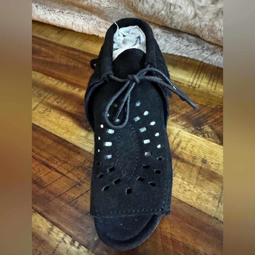NWOT Minnetonka Lyra Suede Sandal Size 7, BLACK - Picture 3 of 6